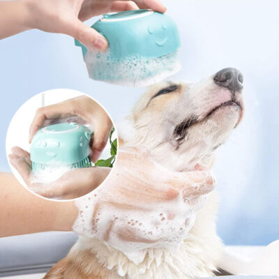brosse pour chien - chien blanc prend son bain