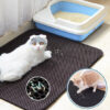 tapis chat litiÃ¨re - chat blanc allongÃ© sur le tapis de litiÃ¨re noir