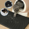 tapis chat litiÃ¨re - chat sort du bac Ã  litiÃ¨re et met la patte sur le tapis de litiÃ¨re noir plein de granulÃ©s