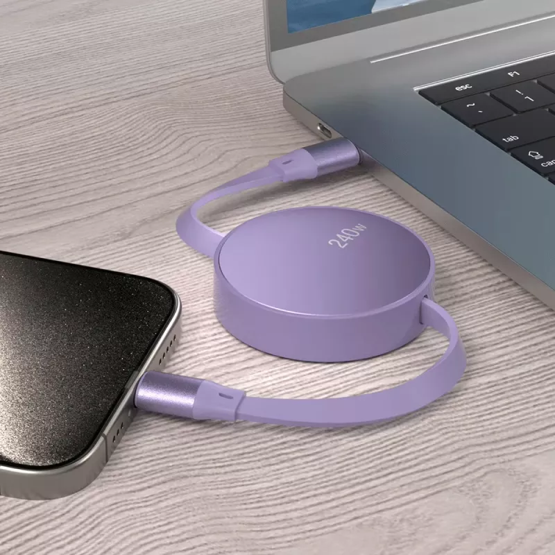 Câble USB Type C Rétractable - couleur mauve connecté à l'ordinateur portable