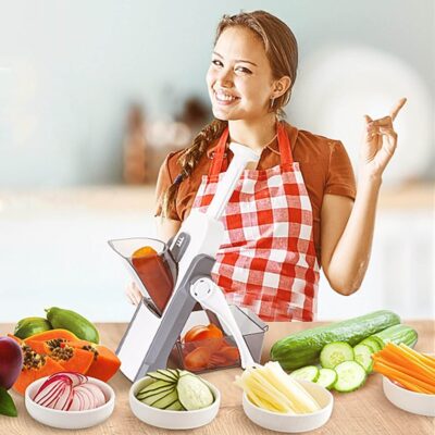 Mandoline manuelle multifonction - légumes coupés avec une fille souriante